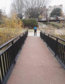 Imagen secundaria 2 - El Ayuntamiento cierra las pasarelas peatonales del río Bernesga ante el aumento de su caudal