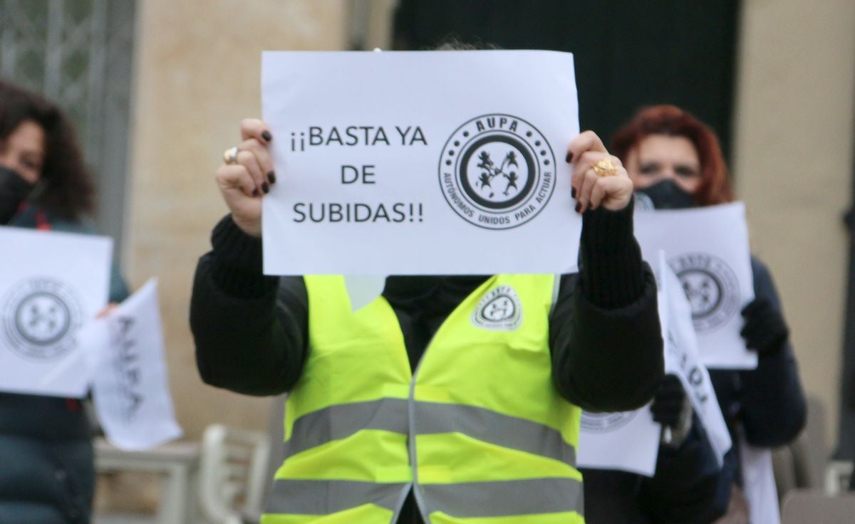 La asociación Aupa ha convocado una manifestación para pedir el cese de la subida de los impuestos y del precio de los suministros básicos.