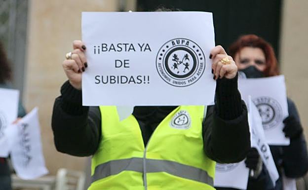 Los autónomos leoneses han salido a la calle este lunes para reclamar que cesen las subidas de los precios de los suministros básicos y los impuestos.