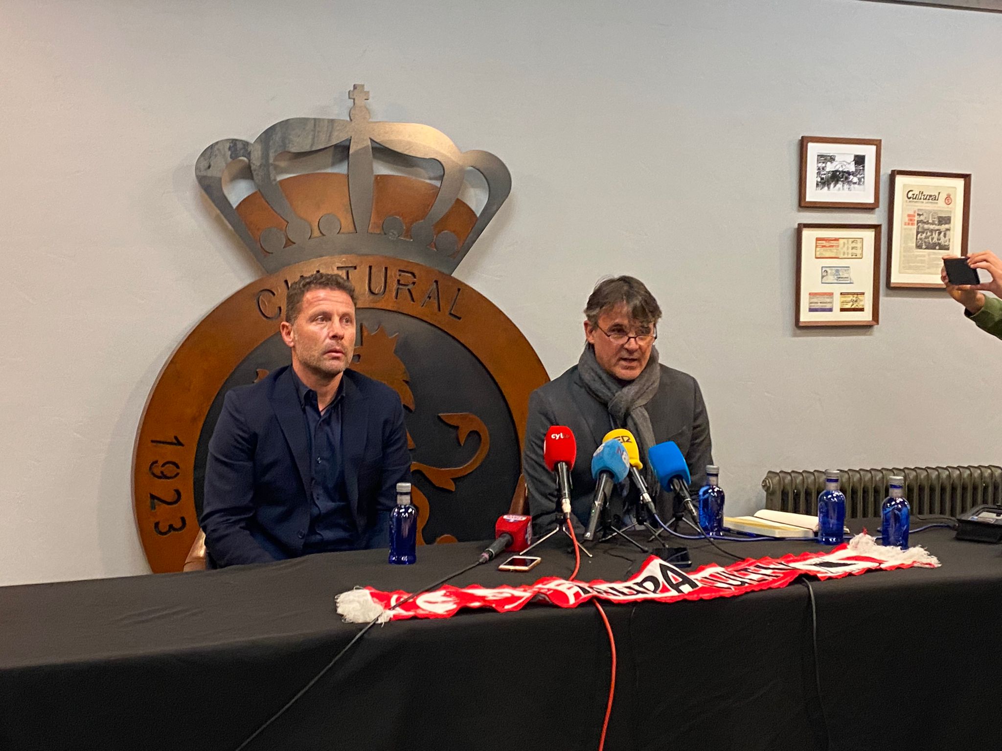 El club leonés prepara la puesta de largo de su nuevo entrenador tras la destitución de Ramón González.