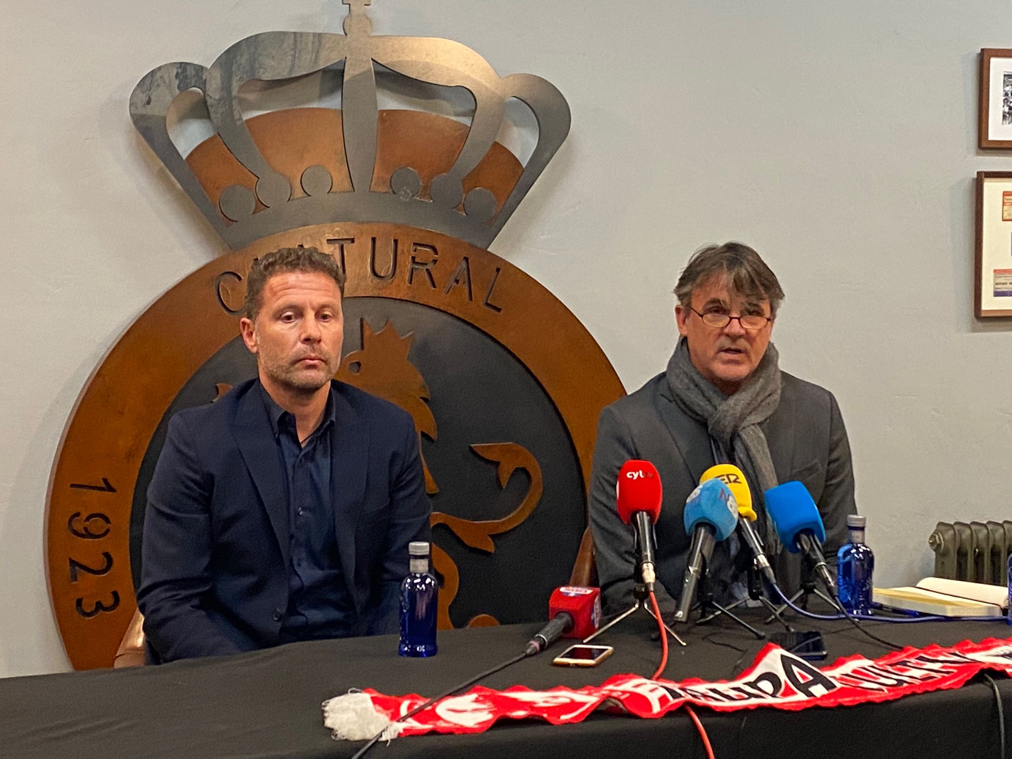 El club leonés prepara la puesta de largo de su nuevo entrenador tras la destitución de Ramón González.