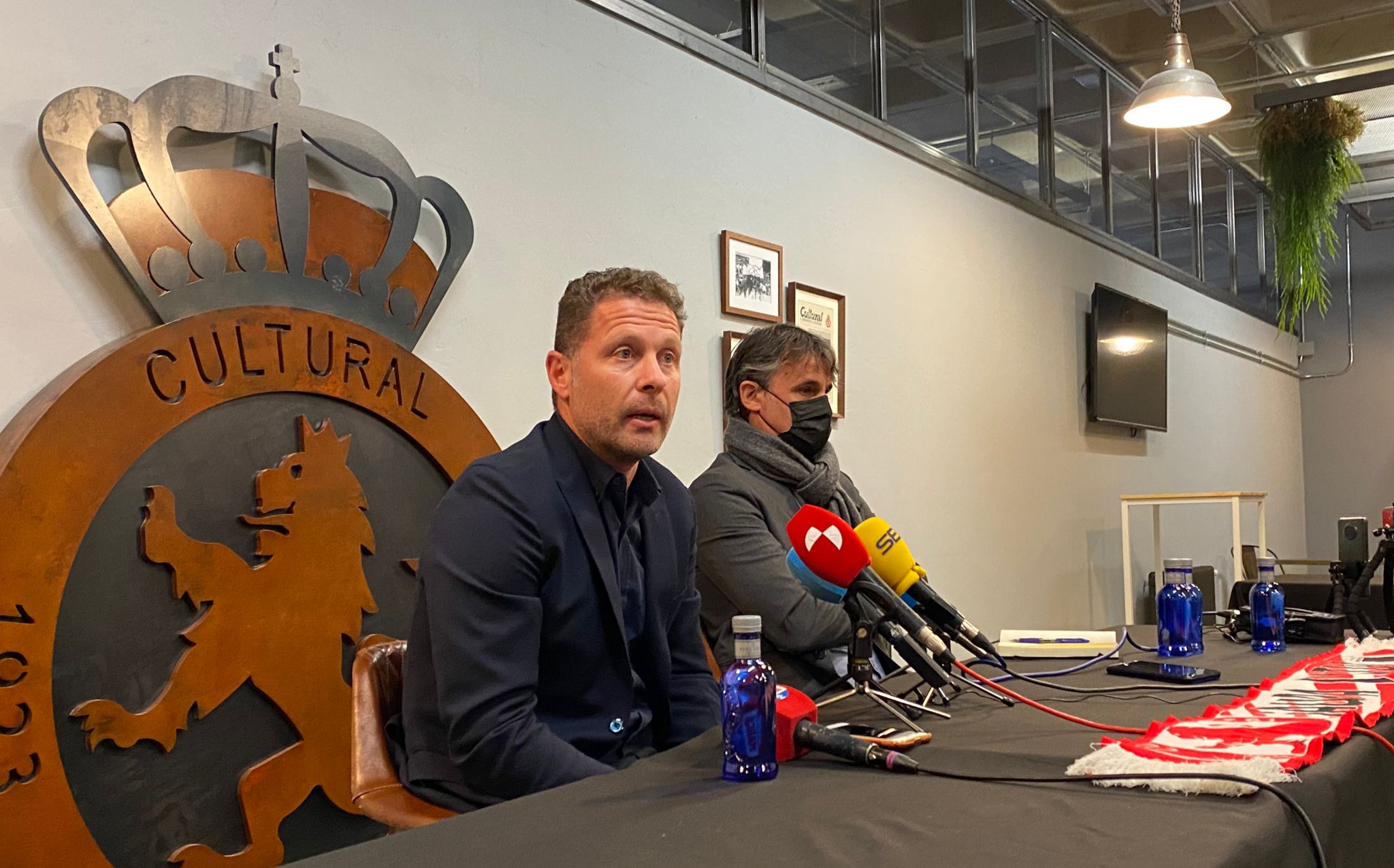 El club leonés prepara la puesta de largo de su nuevo entrenador tras la destitución de Ramón González.