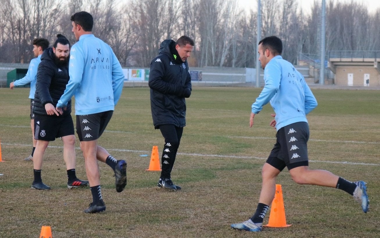 La plantilla de la Cultural, durante el entrenamiento de este lunes con Curro Torres al frente. 