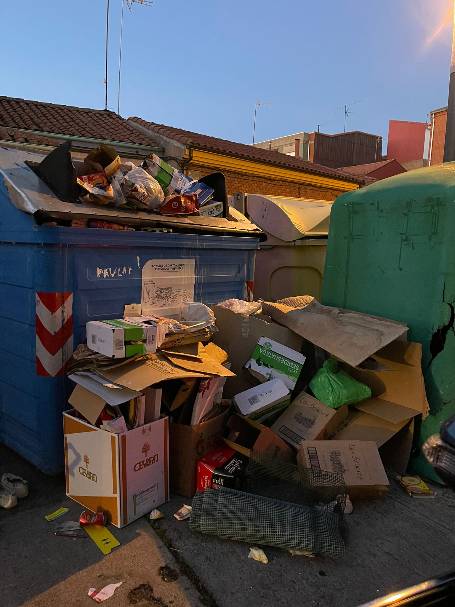 Los vecinos de San Andrés del Rabanedo denuncian que no se ha recogido los residuos de papel, cartón y envases desde hace una semana y anuncian movilizaciones para exigir responsabilidades | El Ayuntamiento de San Andrés cuenta con tres camiones de recogida de basura, dos de ellos con más de 18 años y un tercero averiado, y está en trámites para la adquisición de uno nuevo por importe de 250.000 euros.