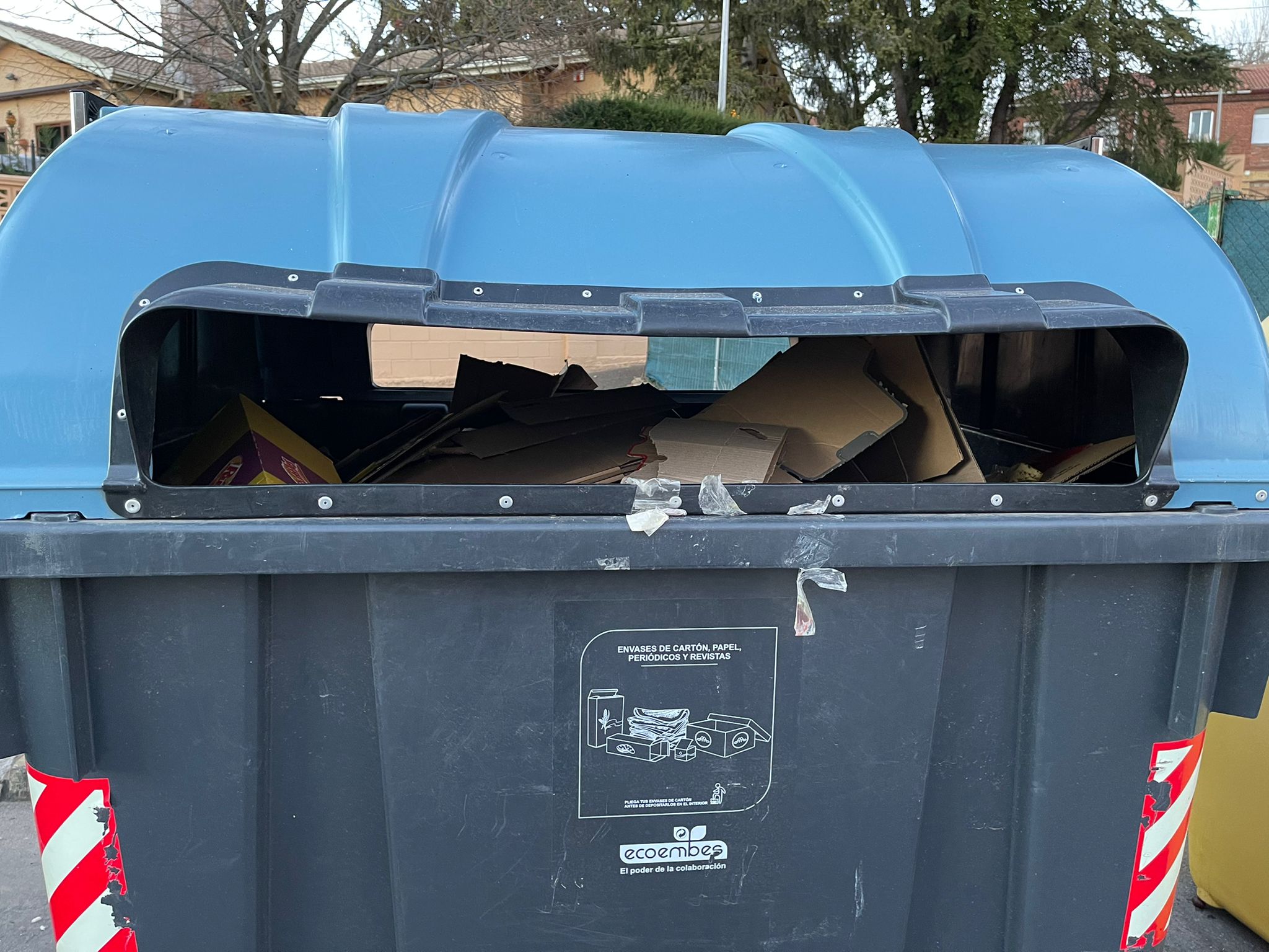 Los vecinos de San Andrés del Rabanedo denuncian que no se ha recogido los residuos de papel, cartón y envases desde hace una semana y anuncian movilizaciones para exigir responsabilidades | El Ayuntamiento de San Andrés cuenta con tres camiones de recogida de basura, dos de ellos con más de 18 años y un tercero averiado, y está en trámites para la adquisición de uno nuevo por importe de 250.000 euros.