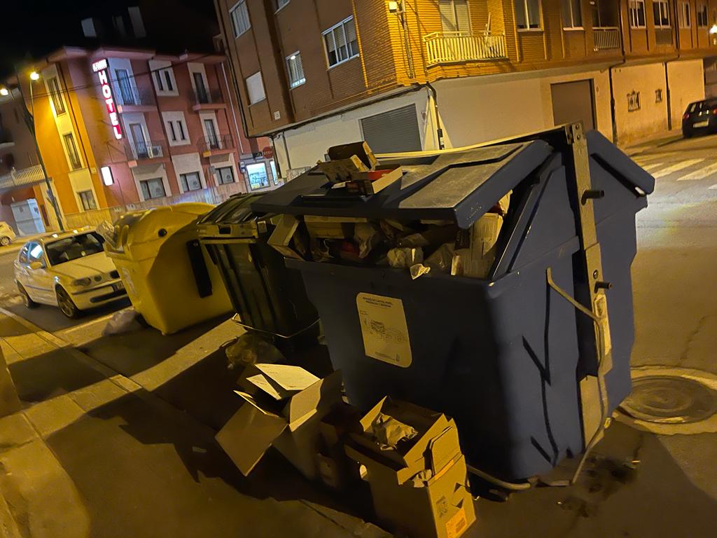Los vecinos de San Andrés del Rabanedo denuncian que no se ha recogido los residuos de papel, cartón y envases desde hace una semana y anuncian movilizaciones para exigir responsabilidades | El Ayuntamiento de San Andrés cuenta con tres camiones de recogida de basura, dos de ellos con más de 18 años y un tercero averiado, y está en trámites para la adquisición de uno nuevo por importe de 250.000 euros.