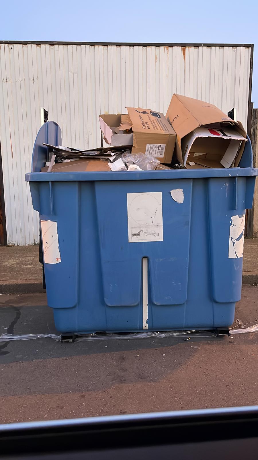 Los vecinos de San Andrés del Rabanedo denuncian que no se ha recogido los residuos de papel, cartón y envases desde hace una semana y anuncian movilizaciones para exigir responsabilidades | El Ayuntamiento de San Andrés cuenta con tres camiones de recogida de basura, dos de ellos con más de 18 años y un tercero averiado, y está en trámites para la adquisición de uno nuevo por importe de 250.000 euros.