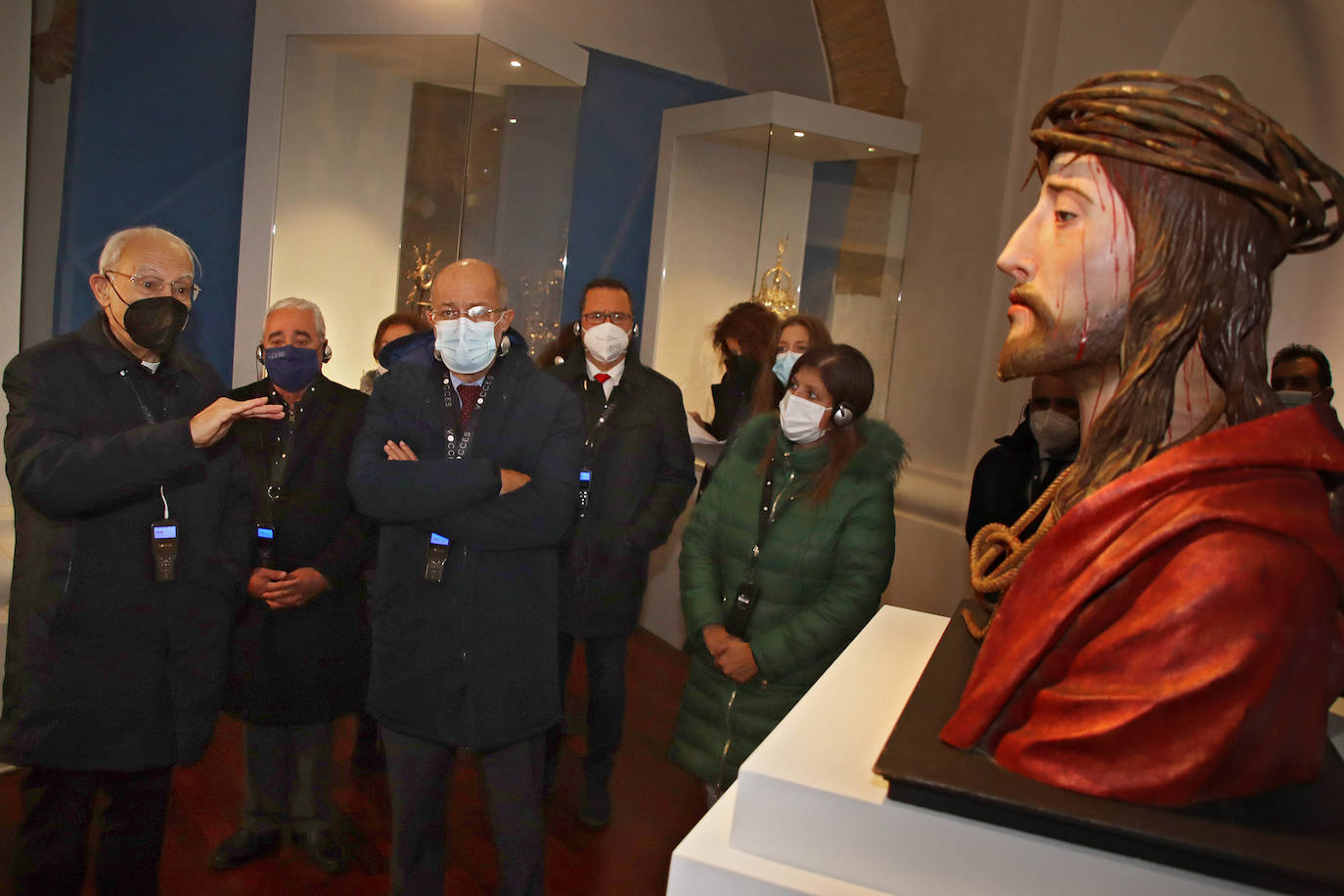 La exposición se mantiene en Sahagún y Carrión de los Condes desde el 27 de enero al 25 de septiembre. En la imagen, Francisco Igea visita la muestra de Sahagún.