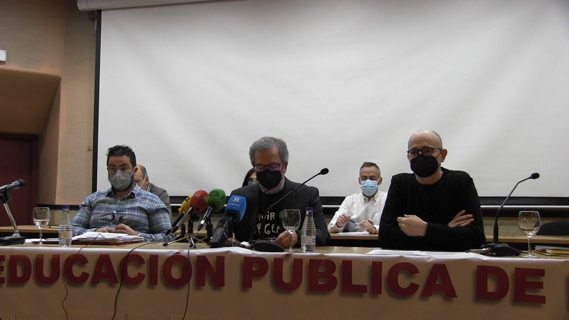 Alberto Álvaro, Javier Fernández y José Antonio Alegre, miembros de la JPD durante la rueda de prensa este martes.