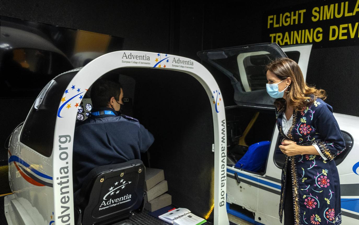 La consejera de Empleo e Industria, Ana Carlota Amigo, visita la escuela Adventia European College of Aeronautics en el aeropuerto de Matacán