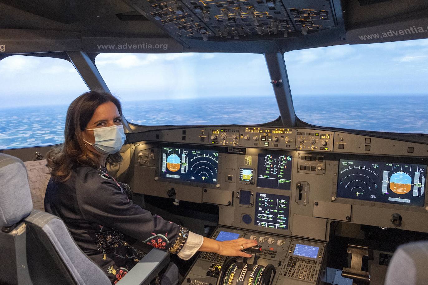 La consejera de Empleo e Industria, Ana Carlota Amigo, visita la escuela Adventia European College of Aeronautics en el aeropuerto de Matacán