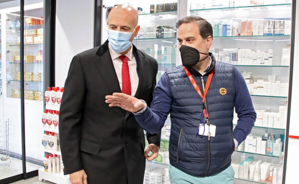 José Antonio Diez, alcalde de León, en su visita a la farmacia Sirera.