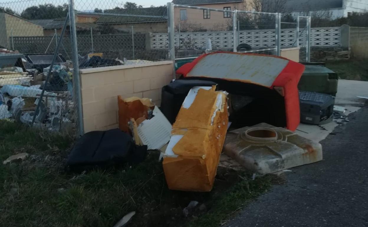 El PP asegura que en la puerta se acumulan enseres durante semanas al borde de la carretera poniendo en peligro a los usuarios de la vía.