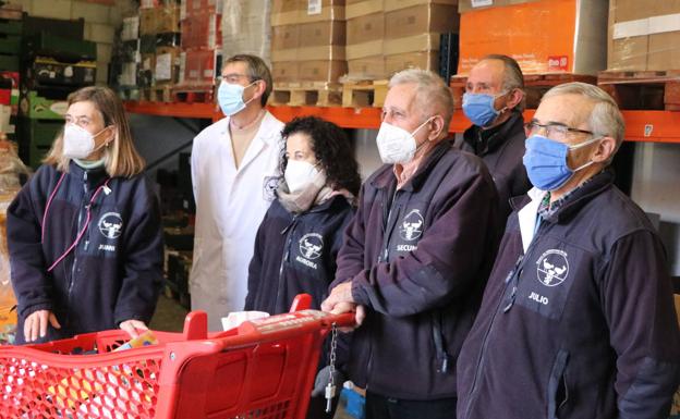 Galería. Un grupo de volutnaros del Banco de Alimentos de León durante una jornada en la nave con las donaciones.