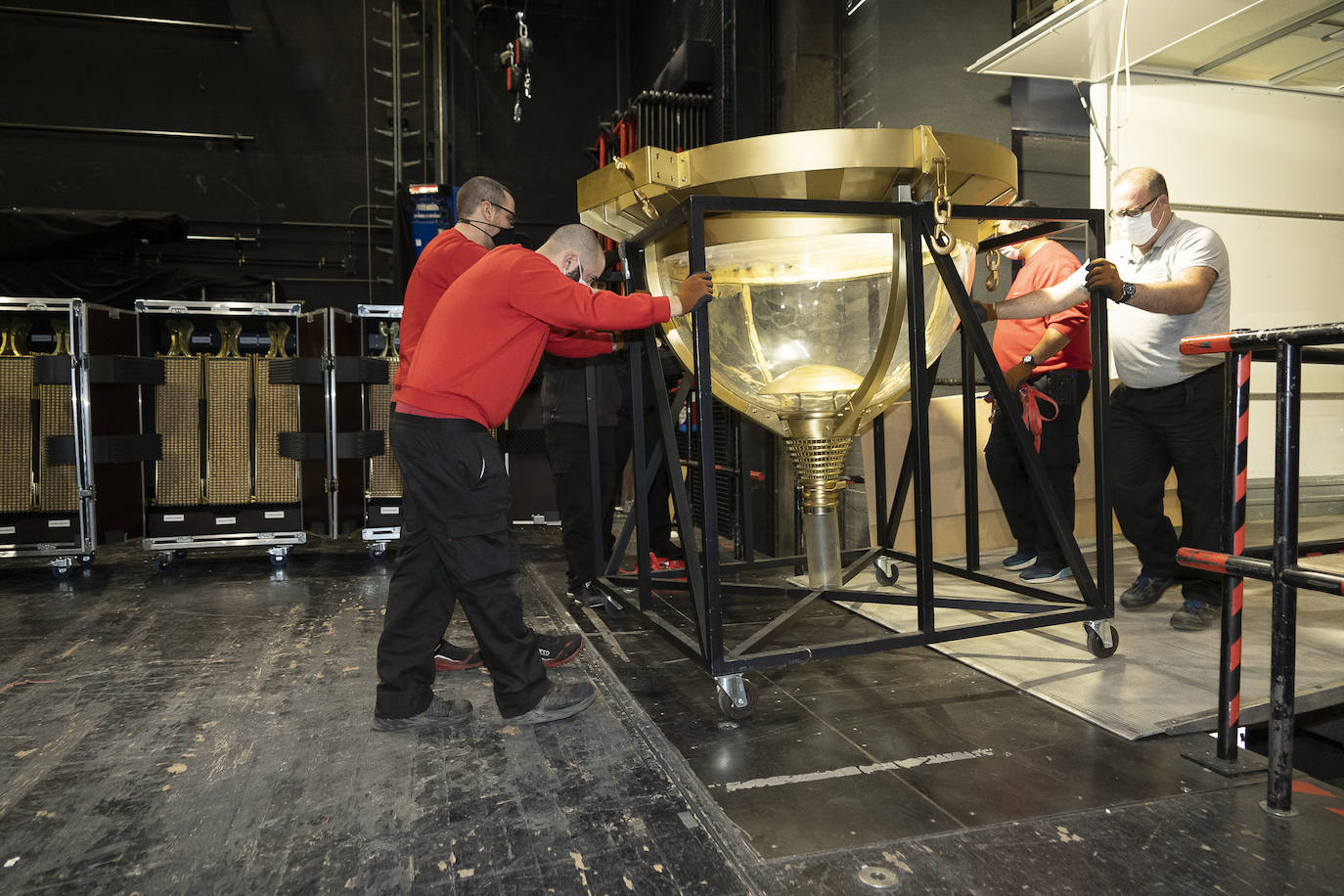 Los bombos del Sorteo Extraordinario de Navidad llegan al Teatro Real de Madrid.