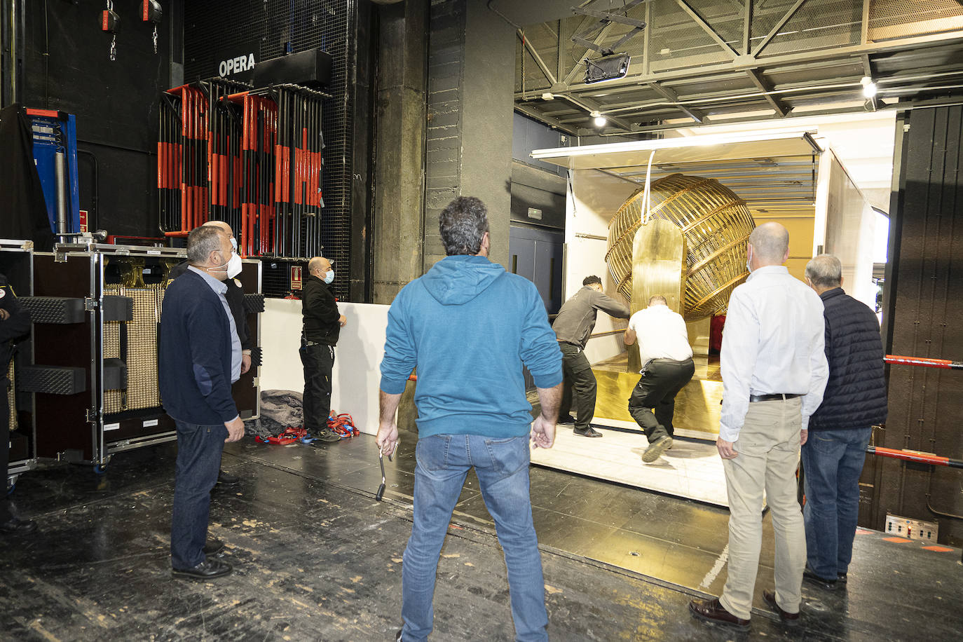 Los bombos del Sorteo Extraordinario de Navidad llegan al Teatro Real de Madrid.