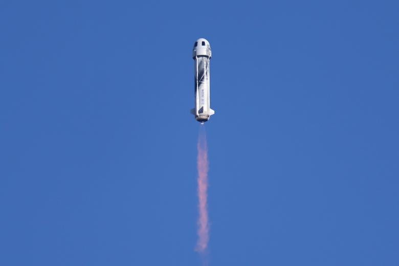 El cohete New Shepard de Blue Origin despega llevando al actor de Star Trek William Shatner, de 90 años, en el segundo vuelo turístico suborbital de la compañía del multimillonario Jeff Bezos como parte de una tripulación de cuatro personas cerca de Van Horn, Texas, el 13 de octubre de 2021.