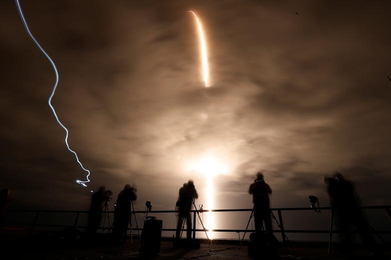 Una exposición larga muestra un cohete SpaceX Falcon 9, con la cápsula Crew Dragon, mientras se lanza con tres astronautas de la NASA y un astronauta de la ESA en una misión a la Estación Espacial Internacional en el Centro Espacial Kennedy en Cabo Cañaveral, Florida, el 10 de noviembre.