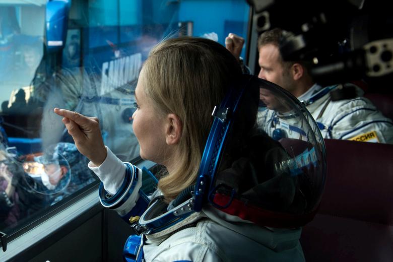 La actriz rusa Yulia Peresild, miembro de la tripulación de la Estación Espacial Internacional (ISS), hace gestos en un autobús cuando parte para abordar la nave espacial Soyuz MS-19 para el lanzamiento en el cosmódromo de Baikonur, Kazajstán, el 5 de octubre.