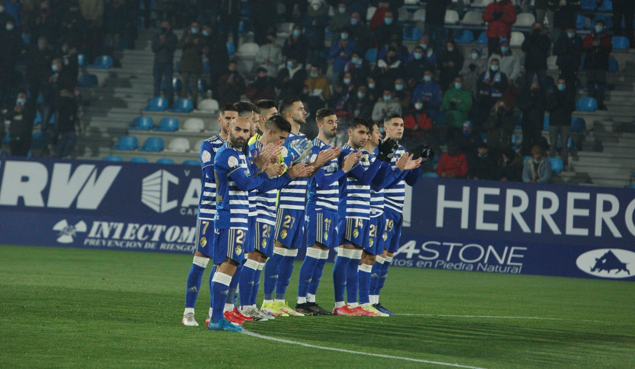 Los jugadores de la Ponferradina rinden homenaje a la madre de su técnico.