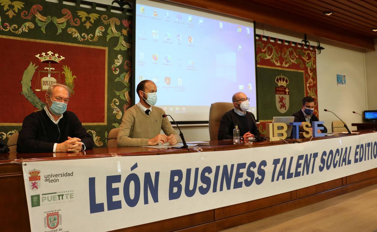 El acto estuvo presidido por Constantino García, director del Área de Prácticas y Emprendimiento, Daniel Alonso Martínez, coordinador del evento, José Gustavo Quirós, decano de la Facultad y José Ignacio Lagartos, presidente de SECOT León (Seniors Españoles para la Cooperación Técnica). 