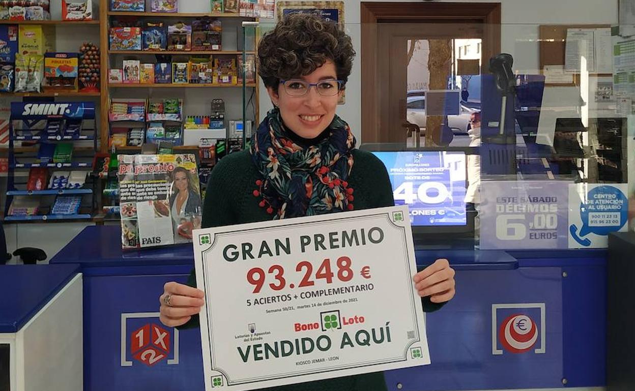 Entrega del premio en el despacho receptor de la avenida José Aguado de León.