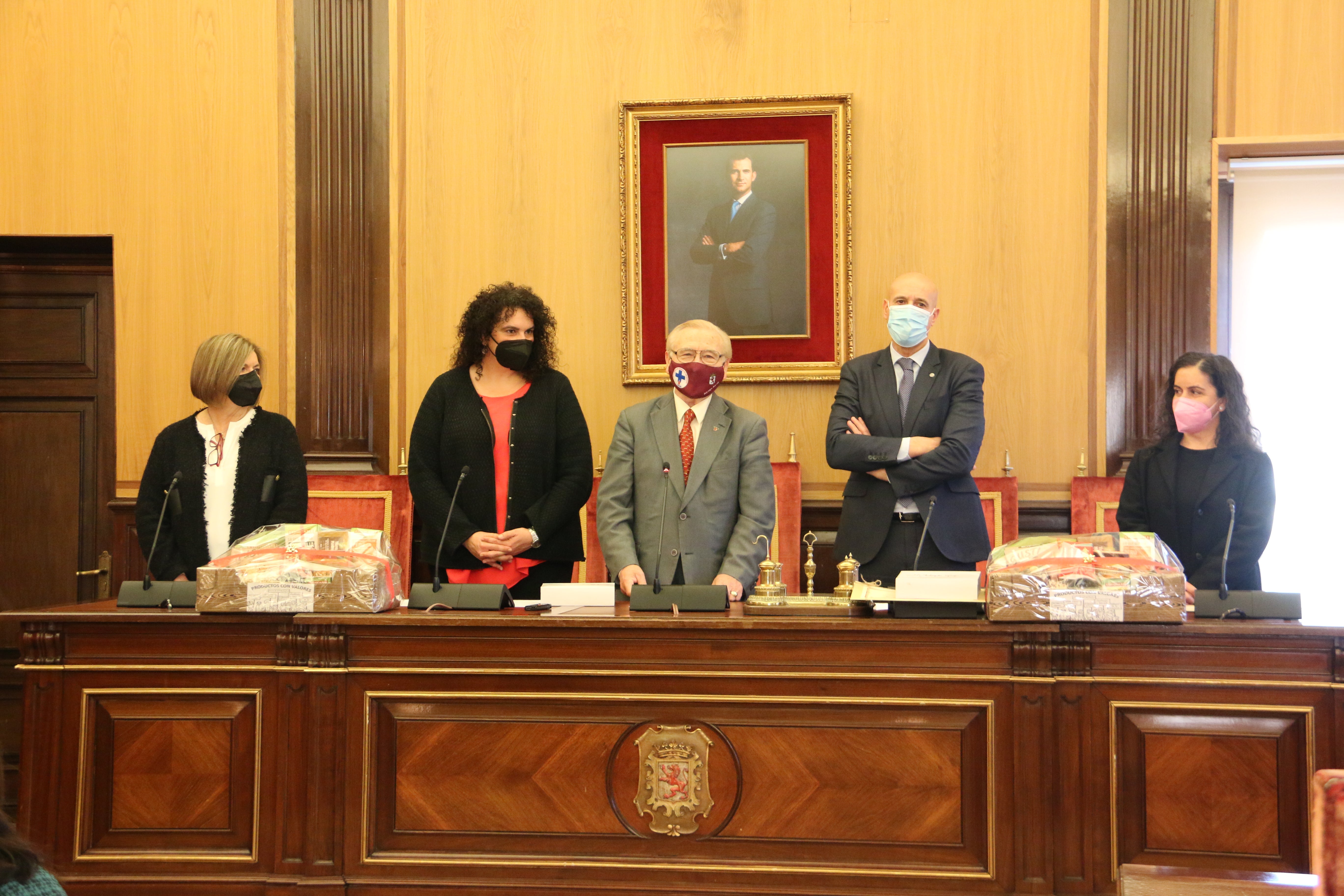 Las galardonadas con los representantes del Ayuntamiento.