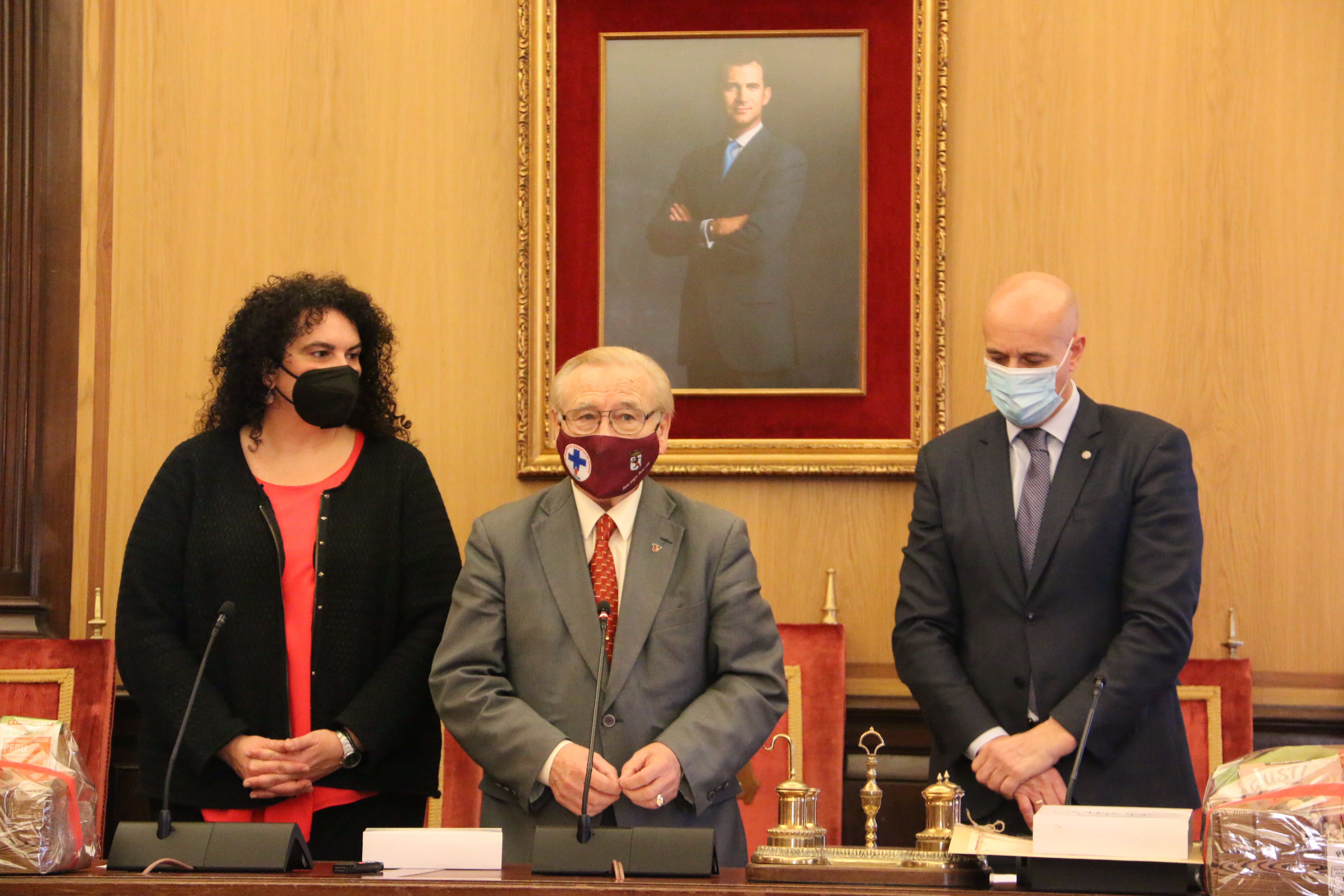 Las galardonadas con los representantes del Ayuntamiento.