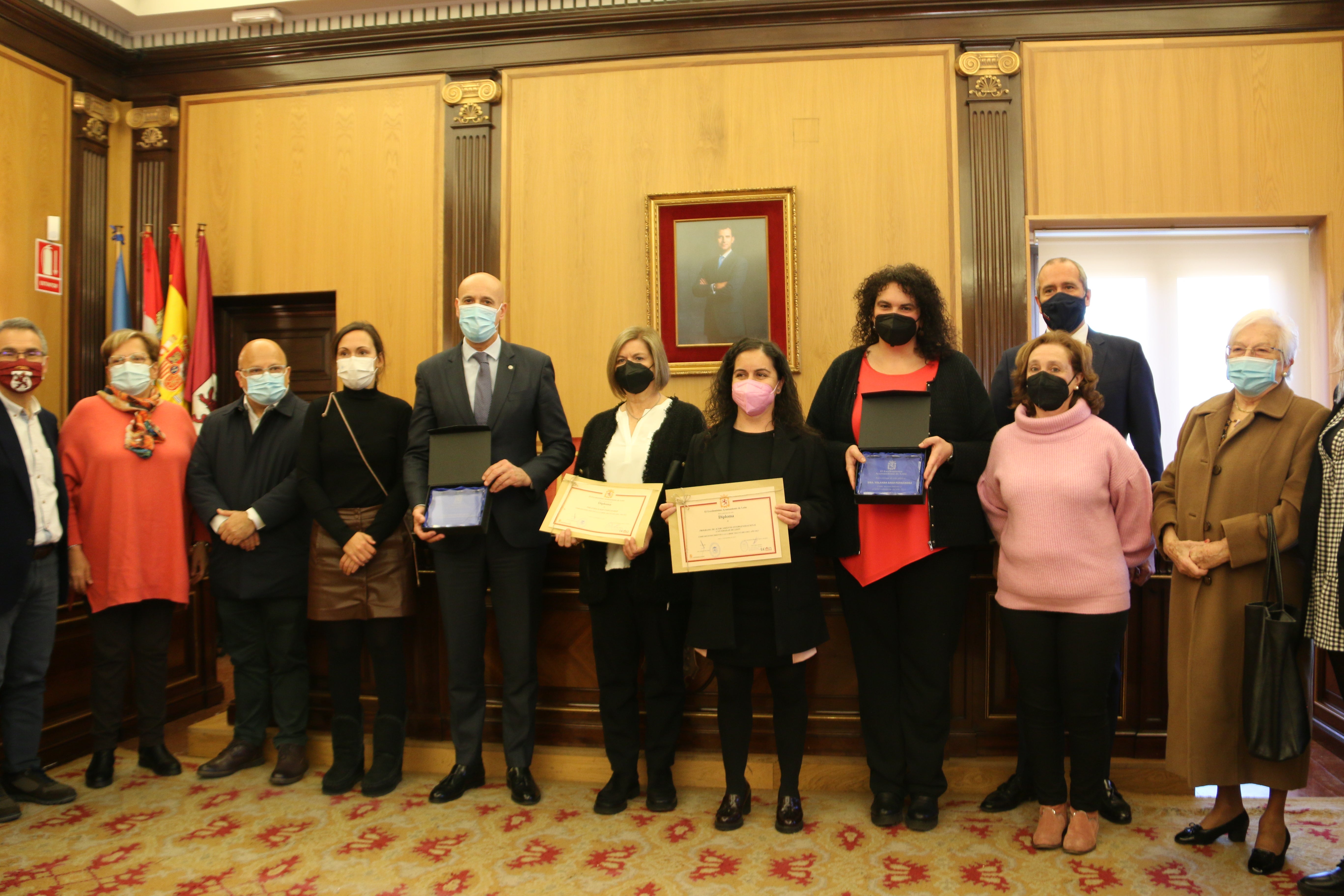 Las galardonadas con los representantes del Ayuntamiento.