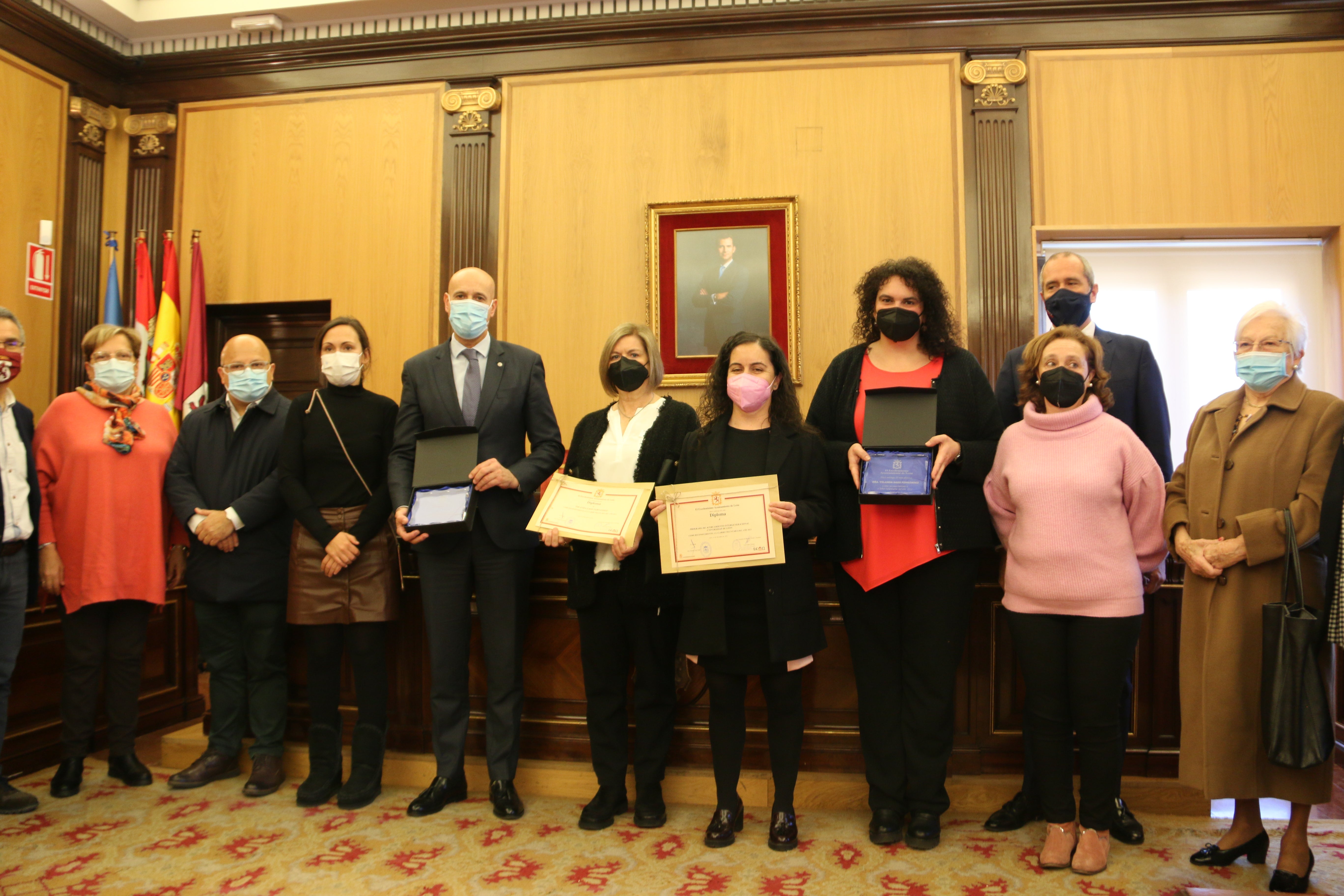 Las galardonadas con los representantes del Ayuntamiento.