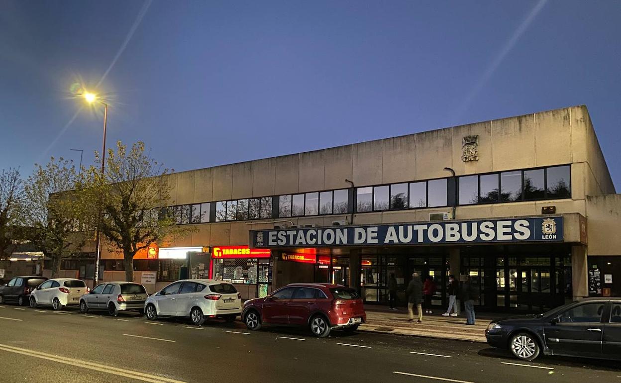 Los atascos en la avenida Ingeniero Sáenz de Miera y las dificultades en la carga y descarga de maletas son habituales.