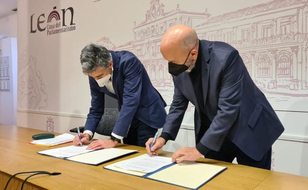 Firma del convenio de colaboración entre el Ayuntamiento de León y la Fundación Telefónica para la realización de cursos gratuitos sobre conocimientos digitales.