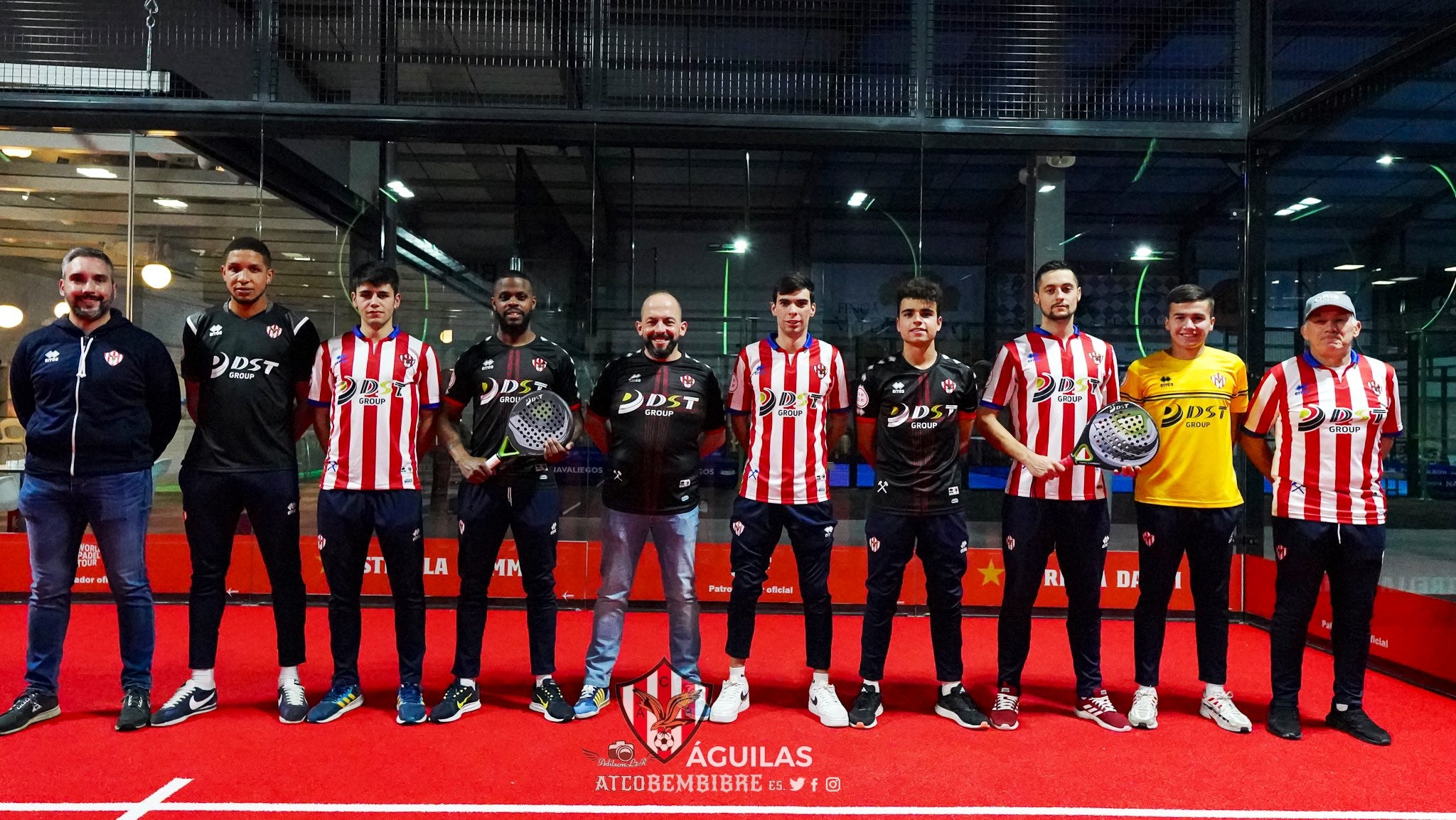 El conjunto berciano presenta sus nuevas equipaciones.