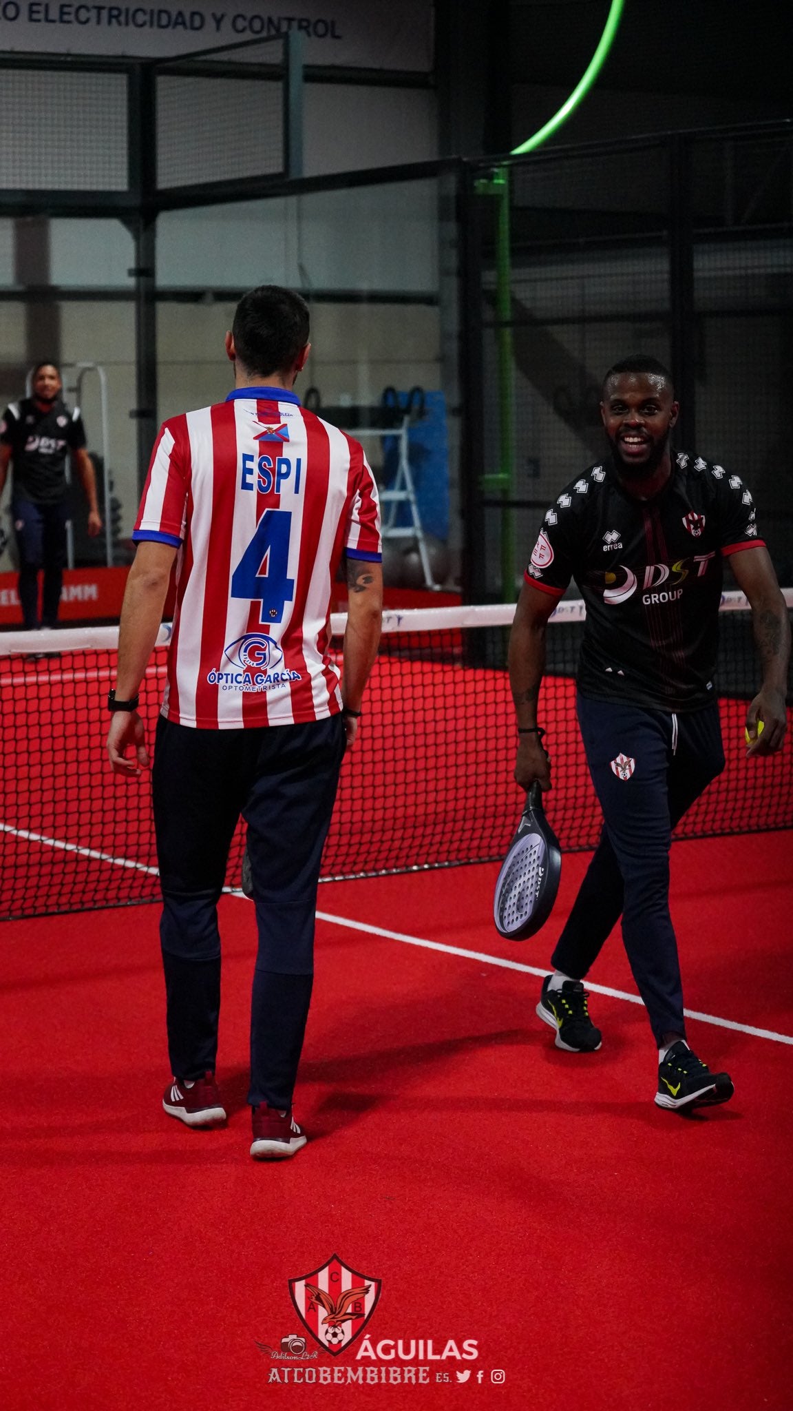 El conjunto berciano presenta sus nuevas equipaciones.