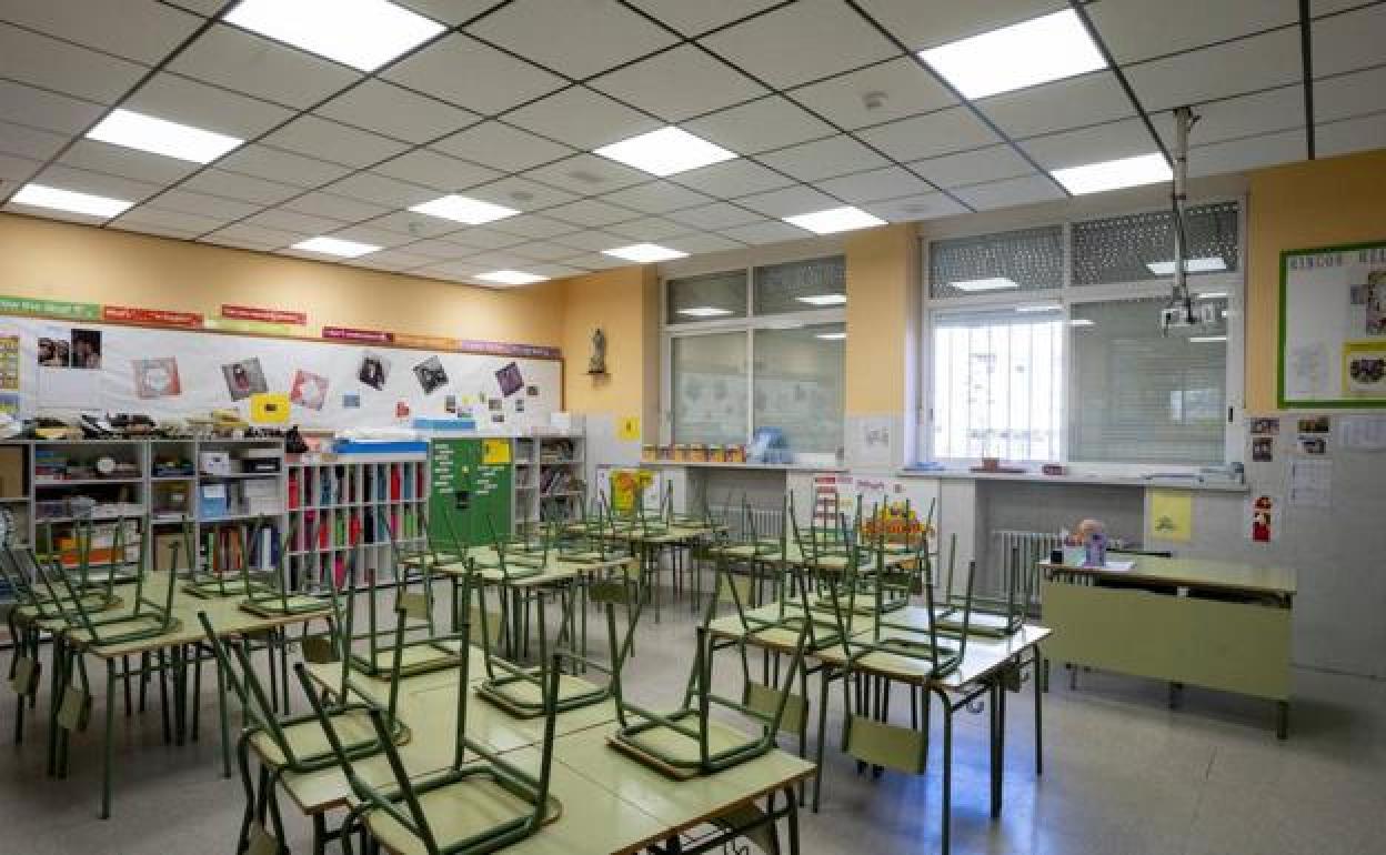 Aula confinada en Castilla y León por positivos de covid-19 registrados entre los miembros de la comunidad escolar. 