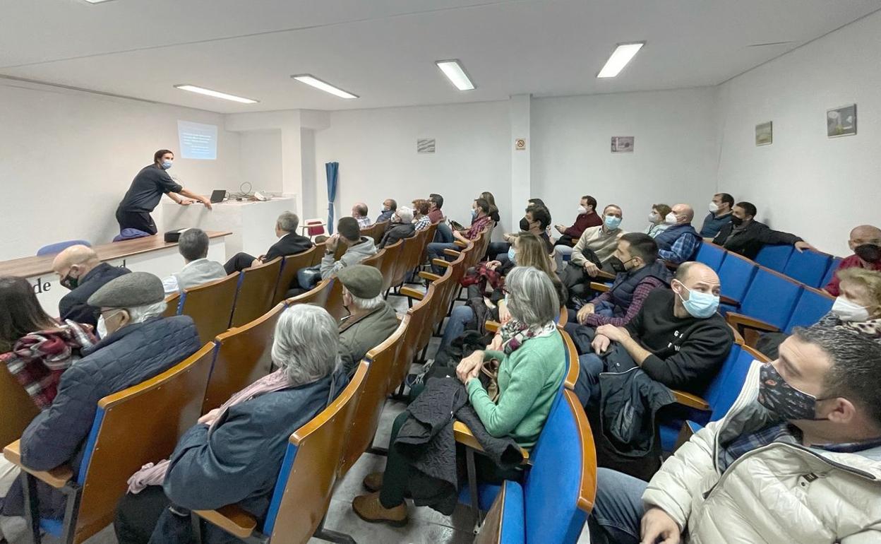 Un instante de la reunión mantenida por los vecinos del barrio de La Lastra, en León capital. 