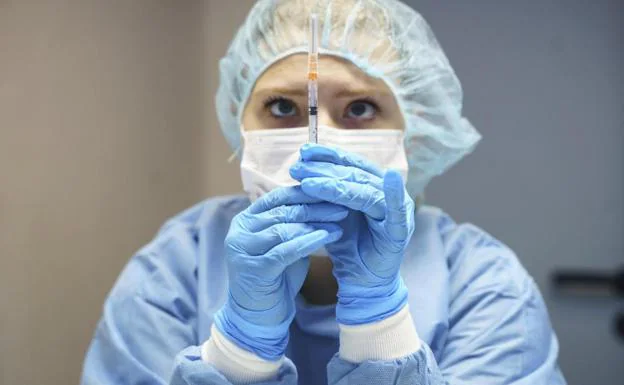 Una enfermera prepara una dosis con la vacuna frente a la covid-19 para ser inoculada en un paciente. 