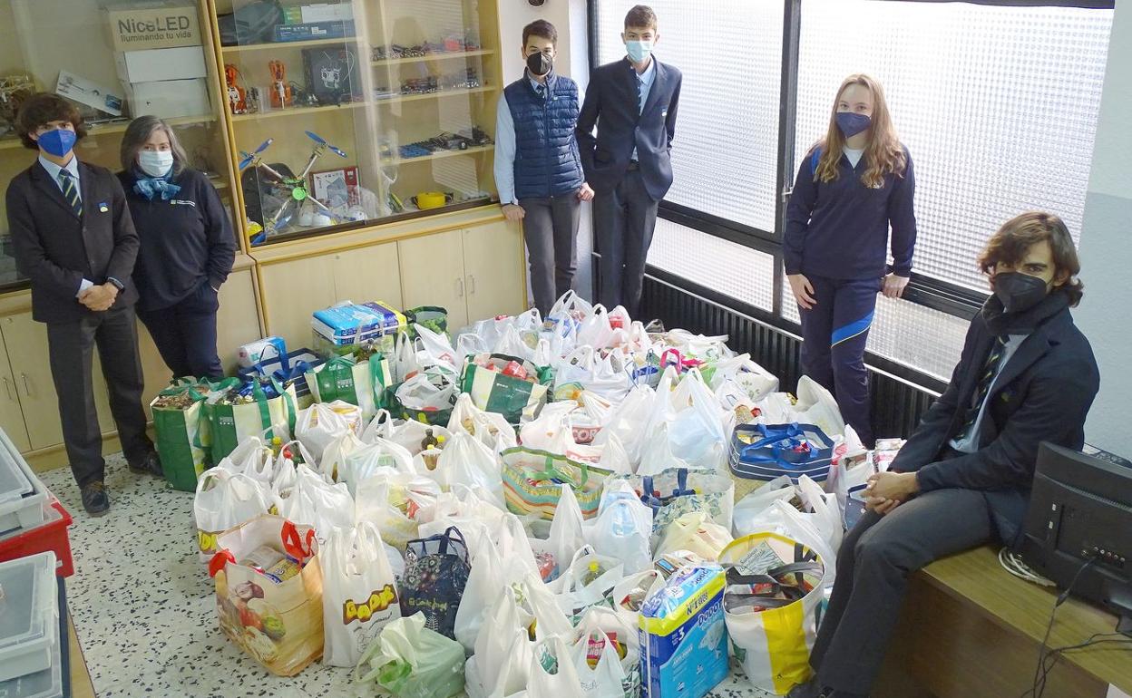 Alumnos del Colegio Peñacorada de León con los alimentos recogidos durante esta campaña de Navidad.