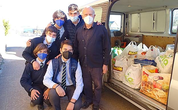 Alumnos de Peñacorada, durante la entrega de alimentos. 