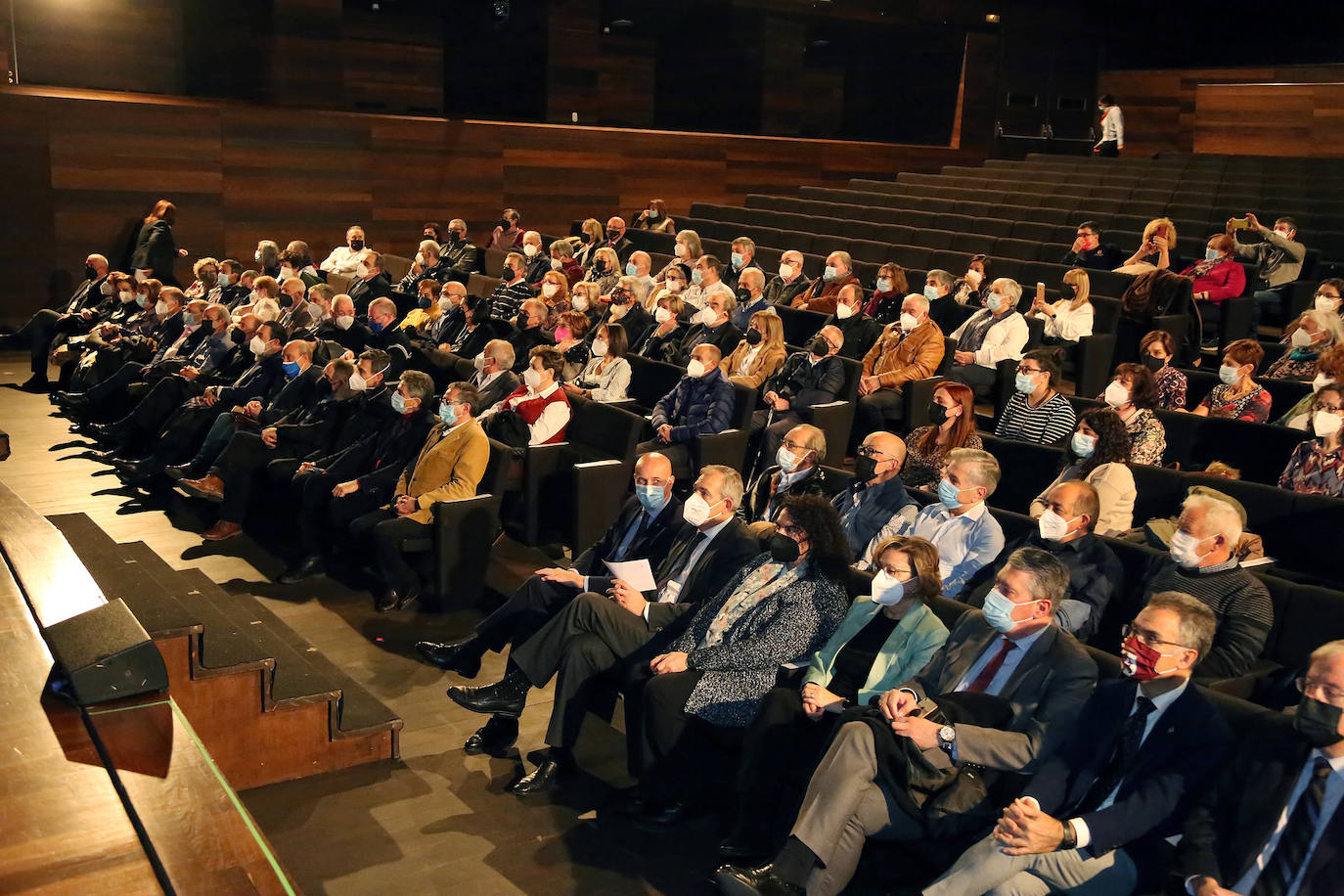 Los representantes políticos de la corporación municipal entregaron las medallas a los jubilados. 
