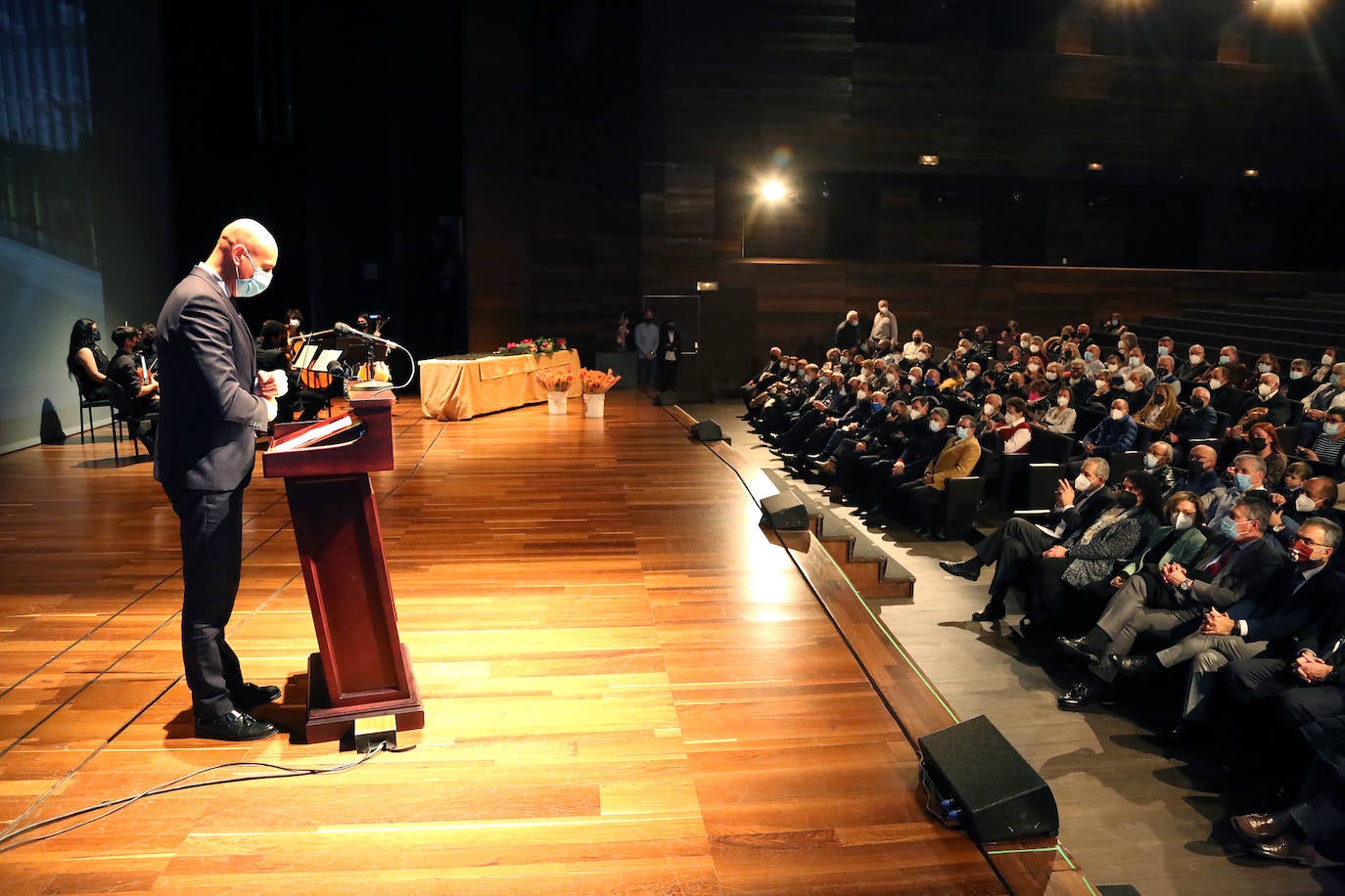 Los representantes políticos de la corporación municipal entregaron las medallas a los jubilados. 
