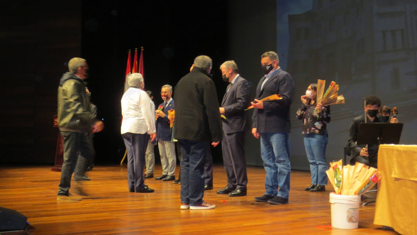 Los representantes políticos de la corporación municipal entregaron las medallas a los jubilados. 
