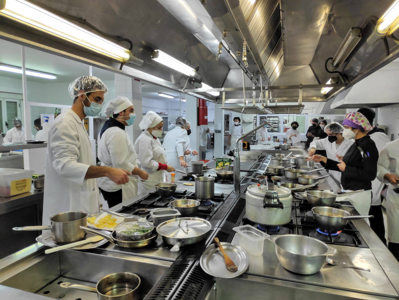 Fotos: La estrecha colaboración de la ULE con restaurantes y centros formativos de León ha permitido familiarizar al alumnado en técnicas de cocina