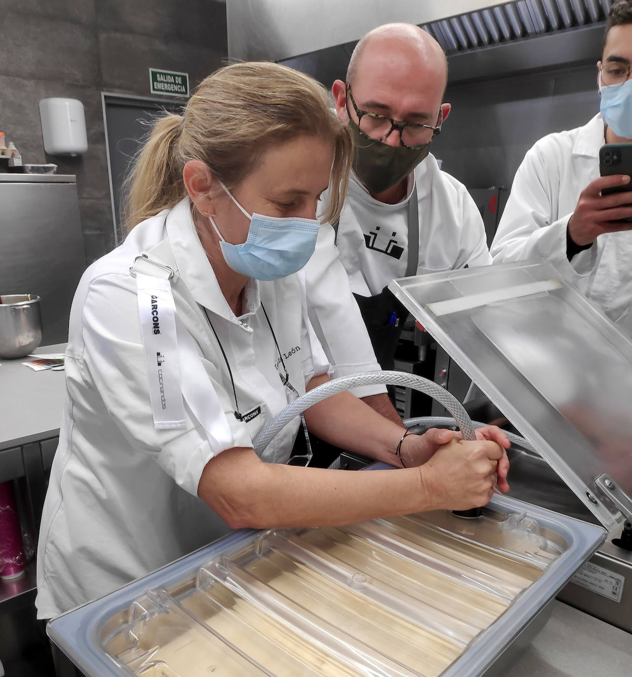 Fotos: La estrecha colaboración de la ULE con restaurantes y centros formativos de León ha permitido familiarizar al alumnado en técnicas de cocina