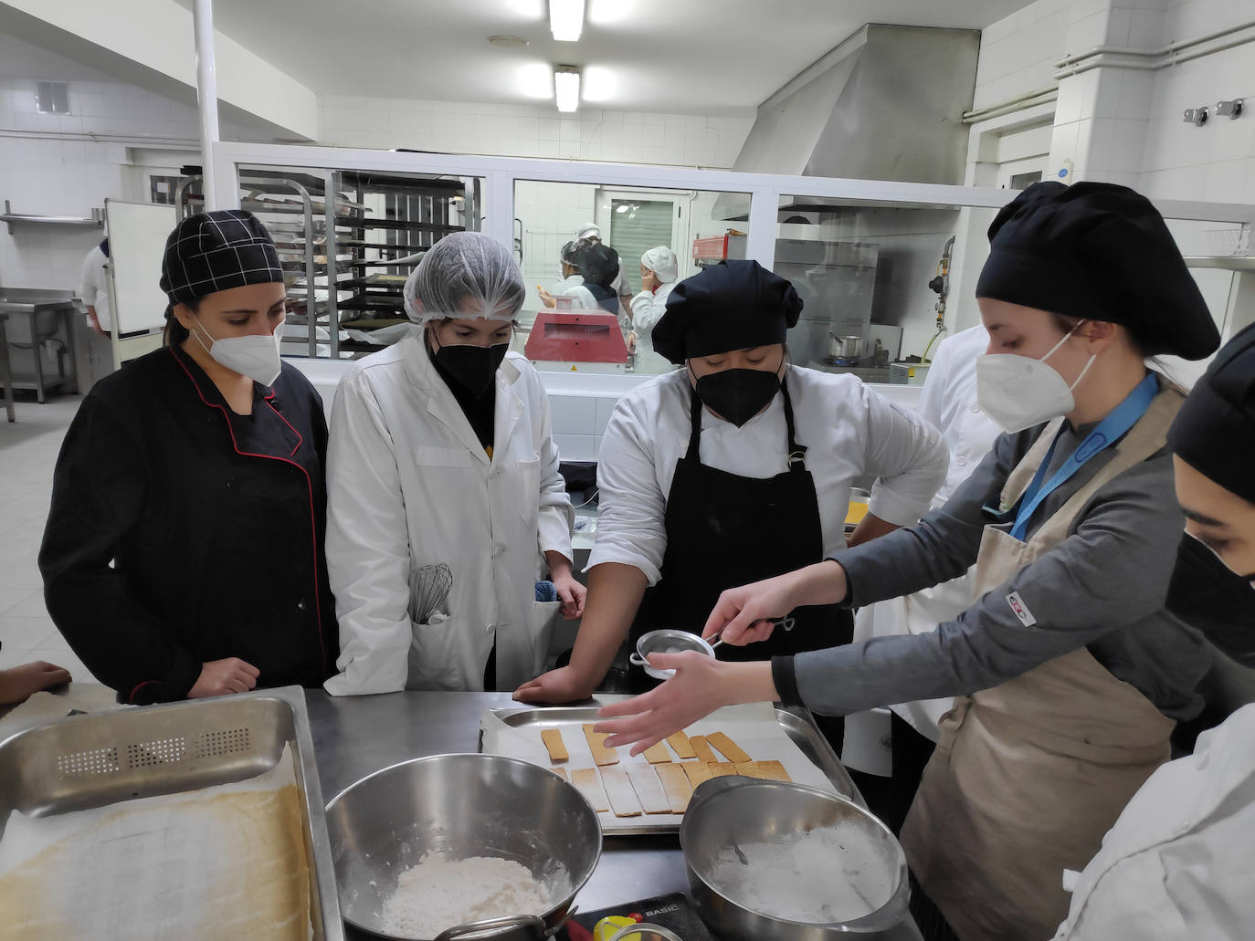 Fotos: La estrecha colaboración de la ULE con restaurantes y centros formativos de León ha permitido familiarizar al alumnado en técnicas de cocina