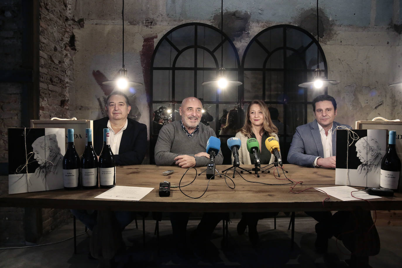 Presentación del estuche de vino de Vile La Finca conmemorativo del 90 aniversario de Antonio Gamoneda