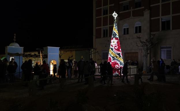 Imagen principal - Valencia de Don Juan se rinde ante la Navidad