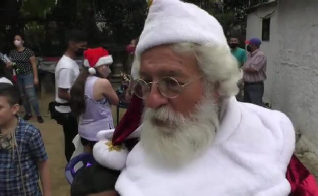 Papá Noel llega a los barrios más pobres de Caracas