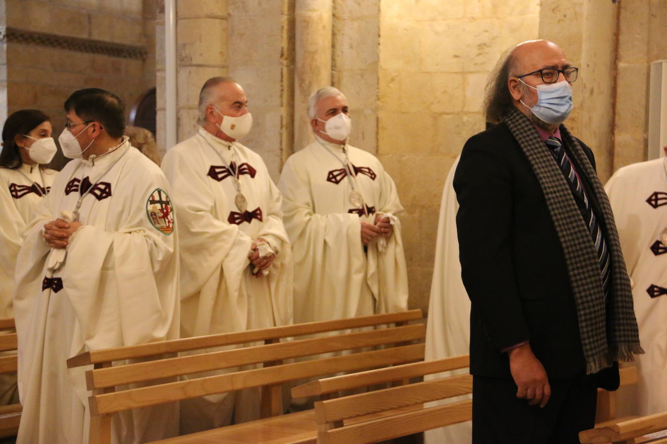 La Imperial Orden del Pendón de San Isidoro de León ha distinguido al historiador leonés con este título durante la festividad de la traslación de los restos de San Isidoro de Sevilla a León celebrada este domingo en la basílica.