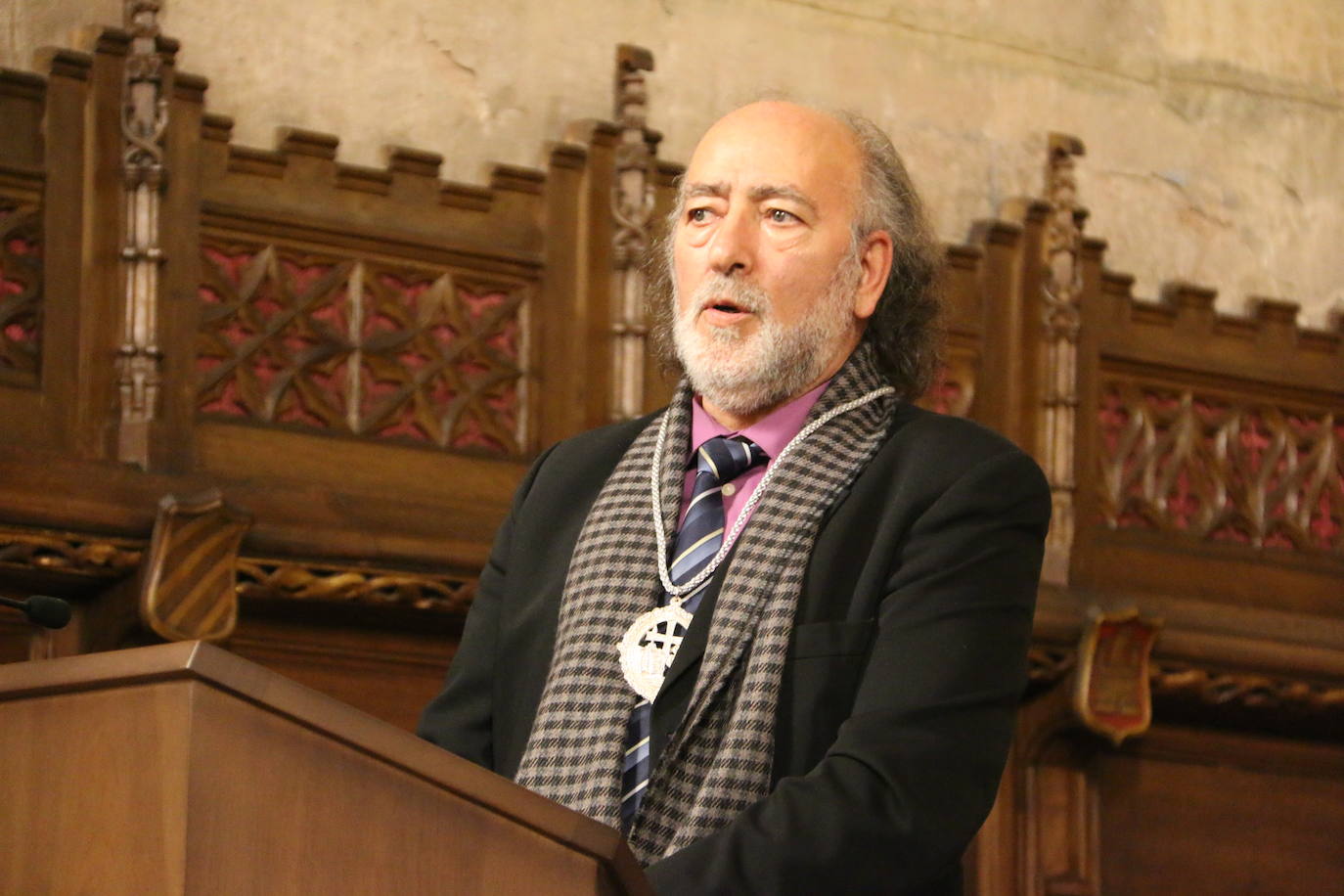 La Imperial Orden del Pendón de San Isidoro de León ha distinguido al historiador leonés con este título durante la festividad de la traslación de los restos de San Isidoro de Sevilla a León celebrada este domingo en la basílica.